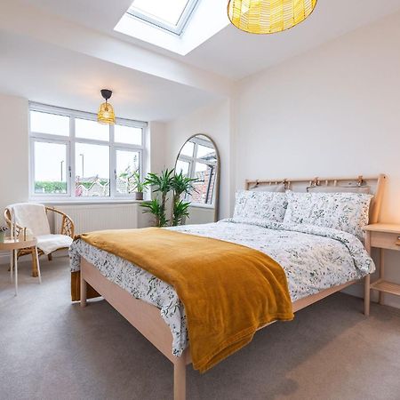 Nature Inspired Bungalow With 3 Rooms - 10 Mins From Manchester Airport Timperley 外观 照片