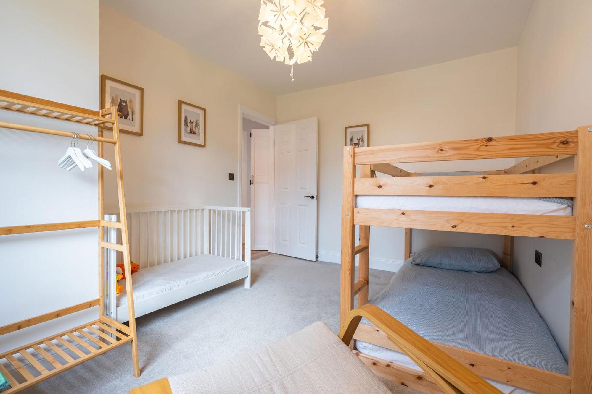Nature Inspired Bungalow With 3 Rooms - 10 Mins From Manchester Airport Timperley 外观 照片