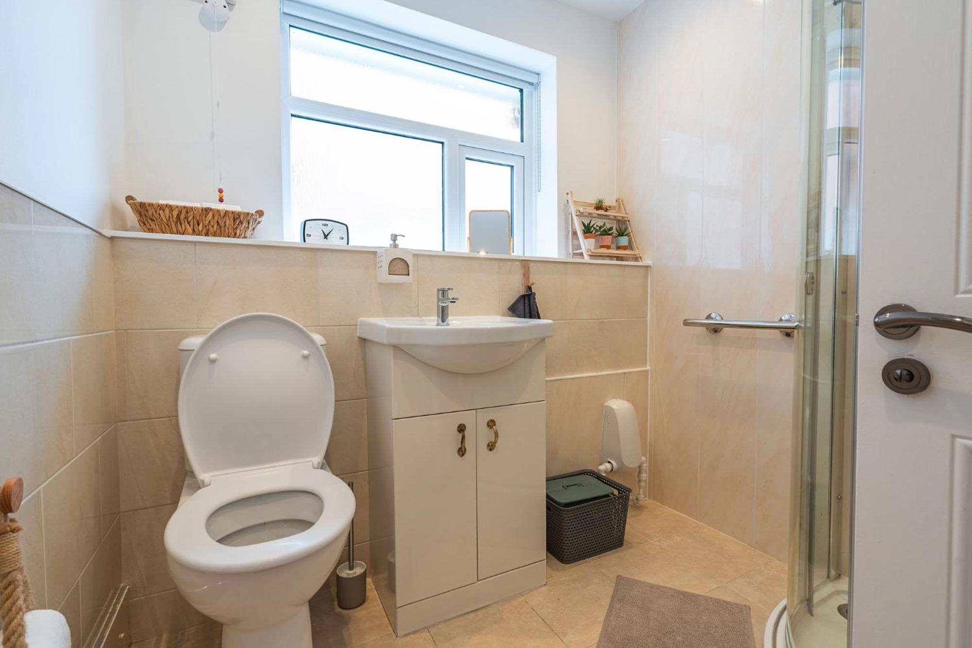 Nature Inspired Bungalow With 3 Rooms - 10 Mins From Manchester Airport Timperley 外观 照片