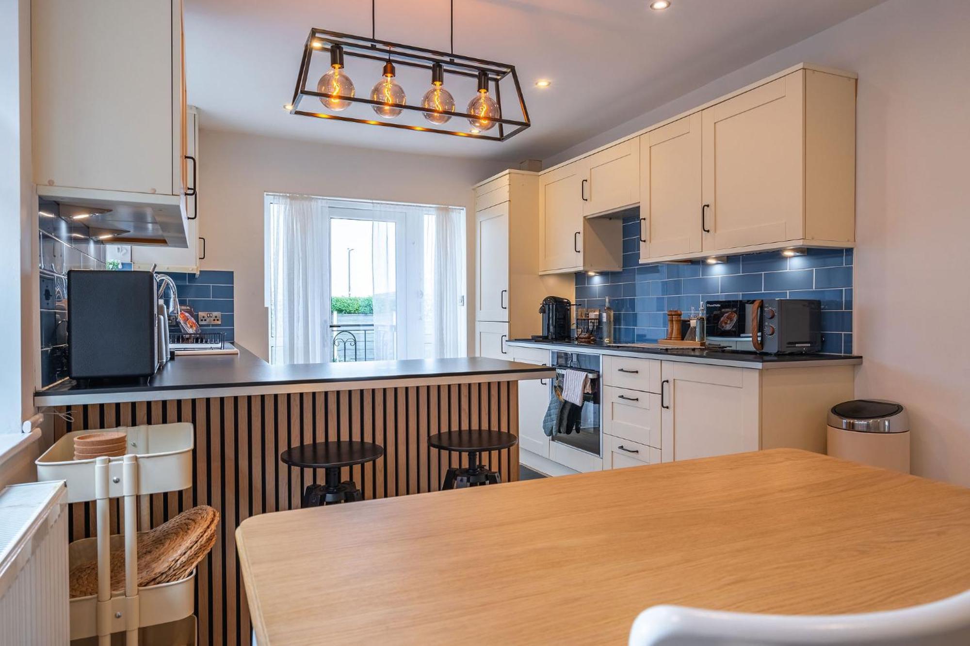 Nature Inspired Bungalow With 3 Rooms - 10 Mins From Manchester Airport Timperley 外观 照片