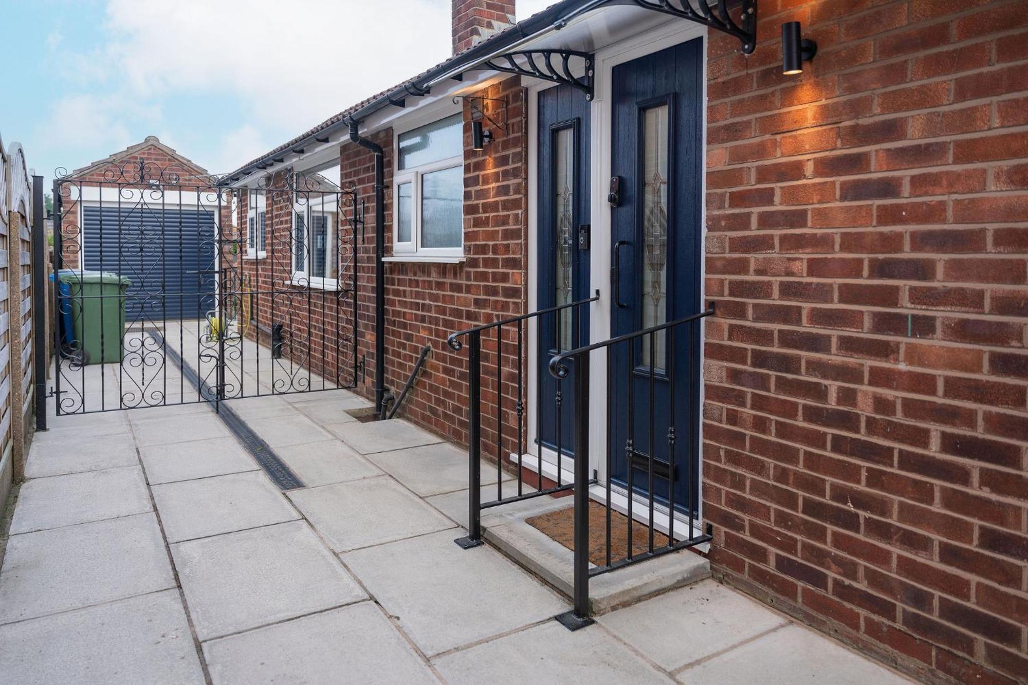 Nature Inspired Bungalow With 3 Rooms - 10 Mins From Manchester Airport Timperley 外观 照片