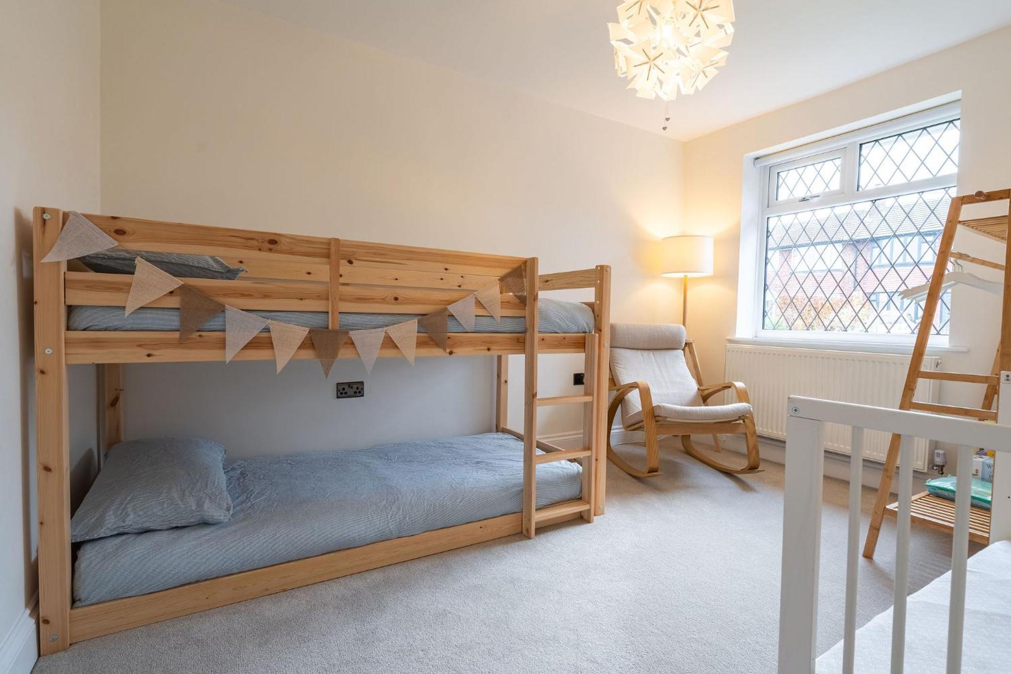 Nature Inspired Bungalow With 3 Rooms - 10 Mins From Manchester Airport Timperley 外观 照片